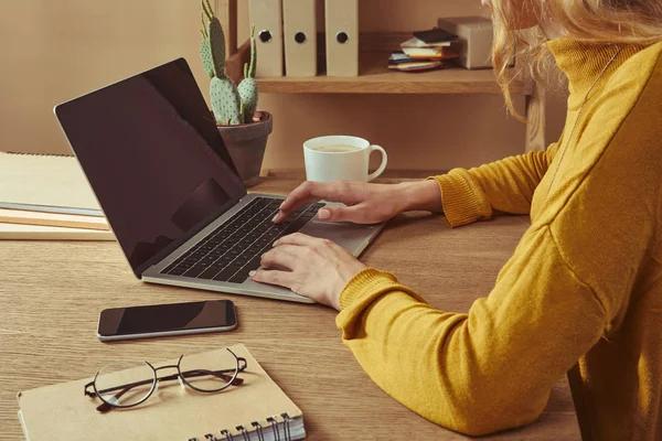 Imagen recortada de la mujer usando el ordenador portátil con la pantalla en blanco - foto de stock