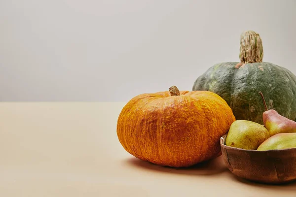 Cosecha otoñal con calabazas y peras maduras sobre la mesa — Stock Photo