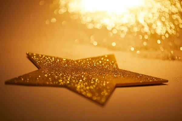 Enfoque selectivo de la estrella brillante de oro para la decoración de Navidad - foto de stock