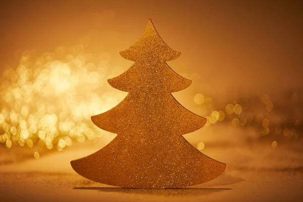 Goldener glitzernder Weihnachtsbaum zur Dekoration — Stockfoto