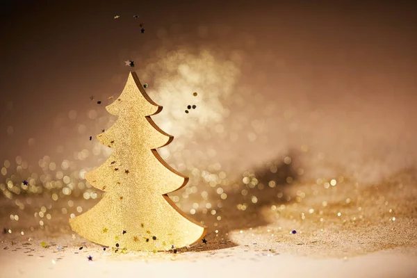 Goldener glitzernder Weihnachtsbaum zur Dekoration mit fallenden Pailletten — Stockfoto