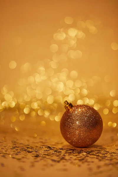 Juguete de Navidad brillante dorado para la decoración en la mesa - foto de stock