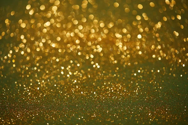 Fond de Noël bokeh doré et vert avec des paillettes brillantes — Photo de stock