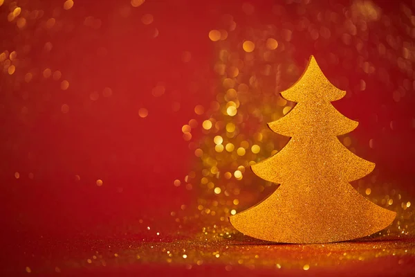 Oro scintillante albero di Natale decorativo su sfondo rosso — Foto stock