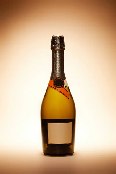 Bottiglia di champagne isolato sul beige, concetto di Natale — Foto stock