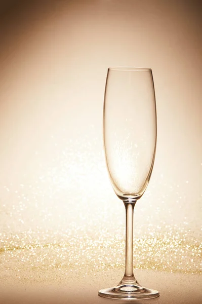 Empty wineglass with glitter on tabletop, christmas concept — Stock Photo