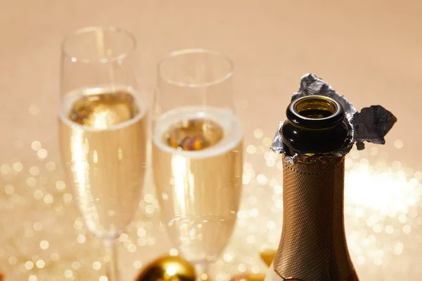 Focus selettivo di bottiglia di champagne aperto, concetto di Natale — Foto stock