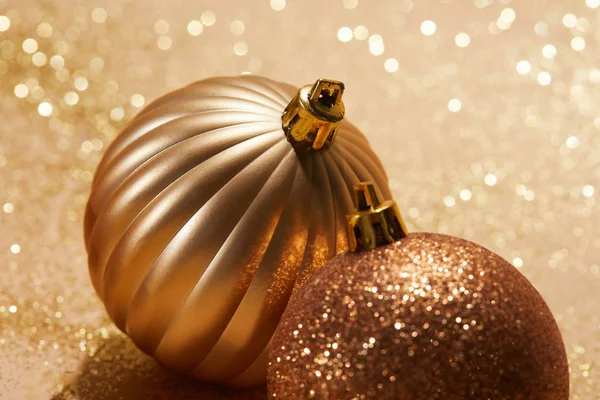 Nahaufnahme glänzender heller Weihnachtskugeln auf beiger Oberfläche — Stockfoto