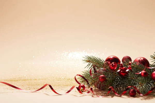 Bolas de Navidad brillante rojo y rama de pino en la mesa - foto de stock