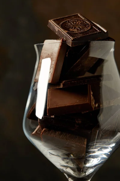 Vue rapprochée de morceaux de chocolat gastronomique en verre — Photo de stock