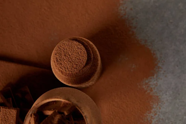 Vue du dessus de délicieux tiramisu avec de la poudre de cacao et des morceaux de chocolat — Photo de stock