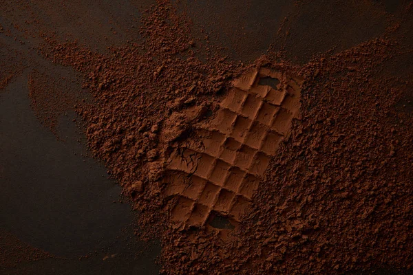 Вид сверху на изысканный какао порошок на черном фоне — стоковое фото