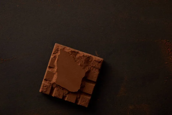 Vue du dessus de délicieux chocolat sucré sur fond noir — Photo de stock