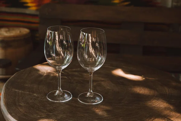 Gros plan des verres pour le vin sur une table rustique en bois — Photo de stock