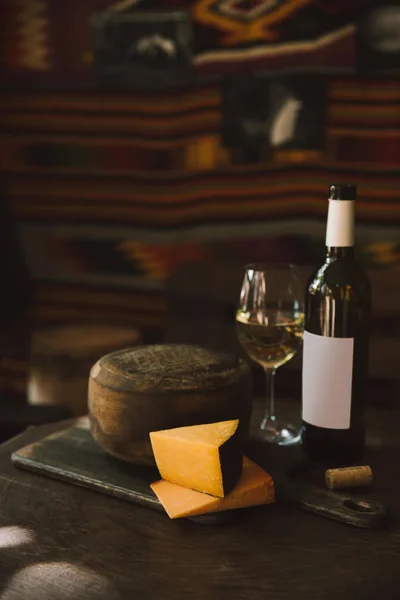 Queijo delicadeza com vinho branco na mesa de madeira rústica — Fotografia de Stock