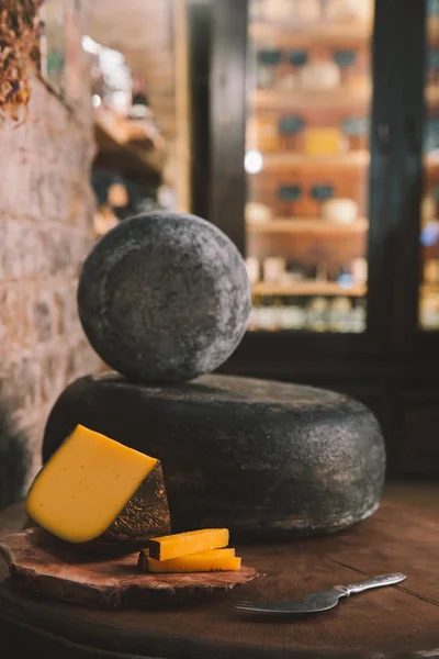 Delicatezza formaggio a fette e teste su tavolo rustico in legno — Foto stock