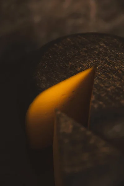 Primer plano de queso en rodajas sobre tabla de cortar de madera rústica - foto de stock