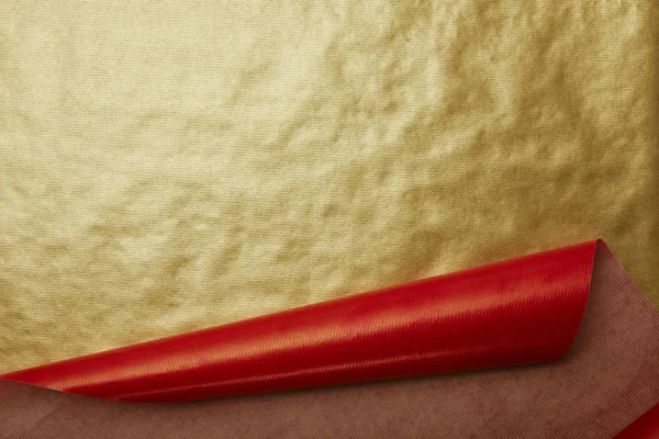 Marco completo de papeles de embalaje rojos y dorados como fondo - foto de stock