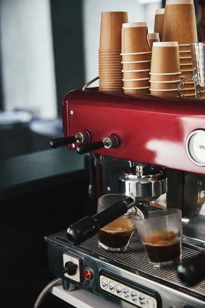 Vista de cerca de la máquina de café profesional preparando café en dos vasos - foto de stock