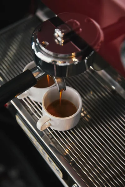 Vista de cerca de la cafetera y dos tazas con espresso — Stock Photo