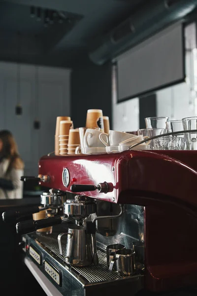 Macchina da caffè professionale con utensili in caffetteria — Foto stock