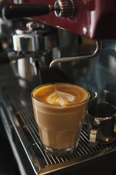 Cafetière professionnelle et tasse en verre avec cappuccino — Photo de stock