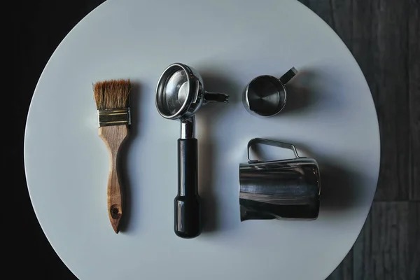 Vista dall'alto di strumenti professionali per la preparazione del caffè su tavola rotonda grigia — Foto stock