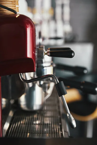 Vista de cerca de la máquina de café profesional en la cafetería - foto de stock