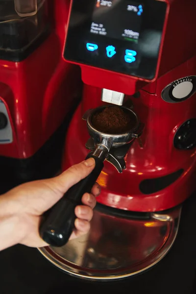 Gros plan vue partielle du barista préparant l'espresso en machine à café — Photo de stock