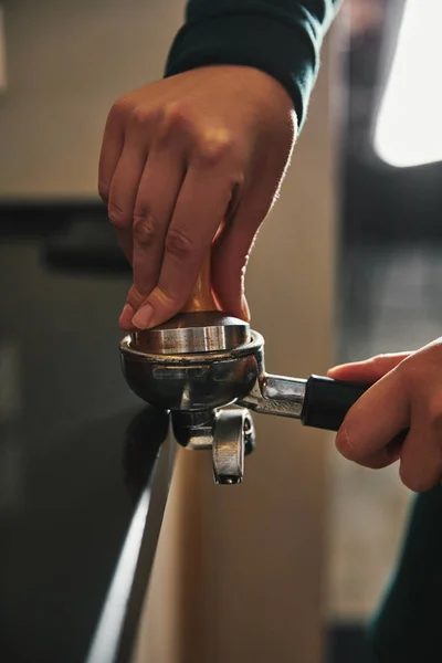 Toma recortada de barista preparando espresso en cafetera - foto de stock