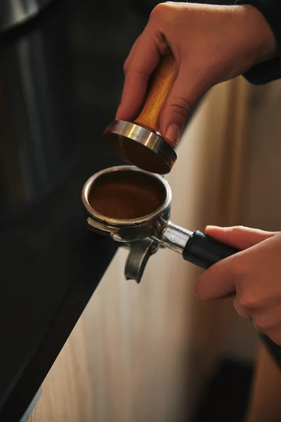 Primo piano parziale vista del barista preparare il caffè in caffettiera — Foto stock
