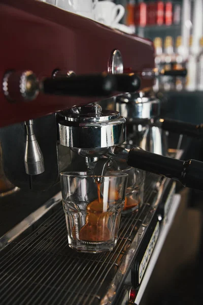 Nahaufnahme einer Kaffeemaschine, die Espresso zubereitet — Stockfoto