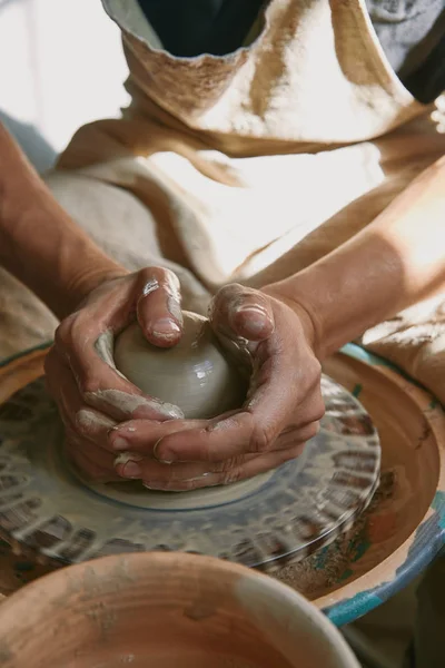 Foco seletivo do oleiro profissional que trabalha na roda de cerâmica na oficina — Fotografia de Stock