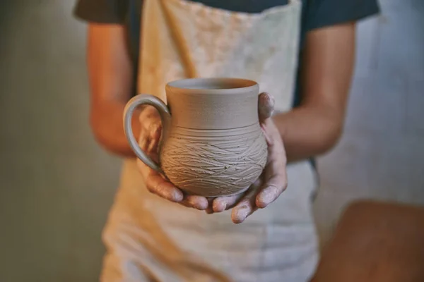 Вибірковий фокус людини, що тримає глиняний горщик в керамічній студії — стокове фото