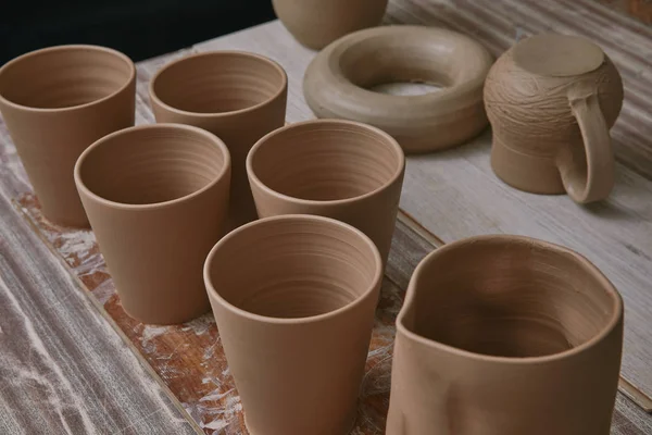 Messa a fuoco selettiva di vasi di ceramica a tavola in studio di ceramica — Foto stock