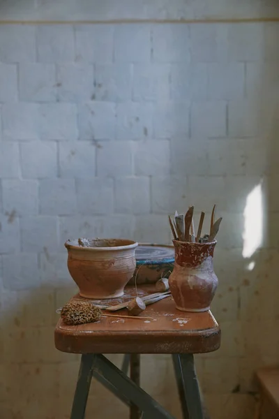 Вибірковий фокус гончарних інструментів за столом в керамічній студії — стокове фото
