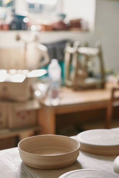 Селективный фокус тарелок за столом в мастерской керамики — стоковое фото