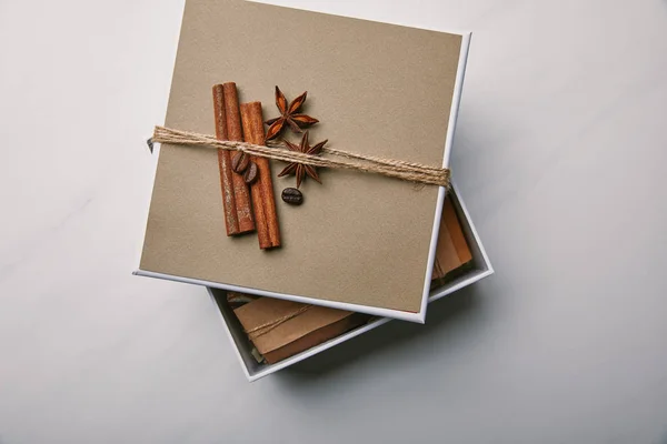 Draufsicht auf dekorierte Schachtel mit handgemachter Seife im Inneren auf weißem Marmor — Stockfoto