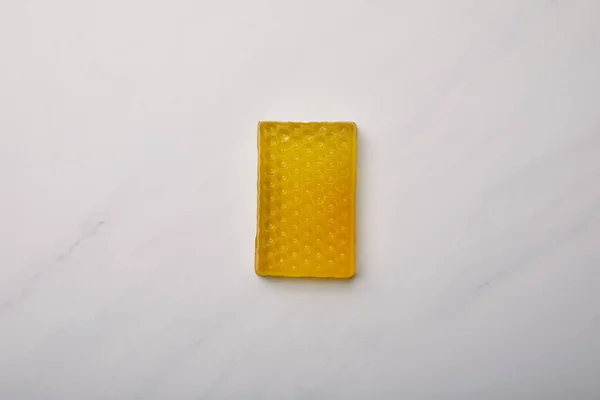Vista superior de sabão em forma de favo de mel na superfície de mármore branco — Fotografia de Stock