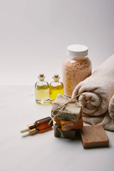 Sabão artesanal com vários suprimentos de massagem na superfície de mármore branco — Fotografia de Stock