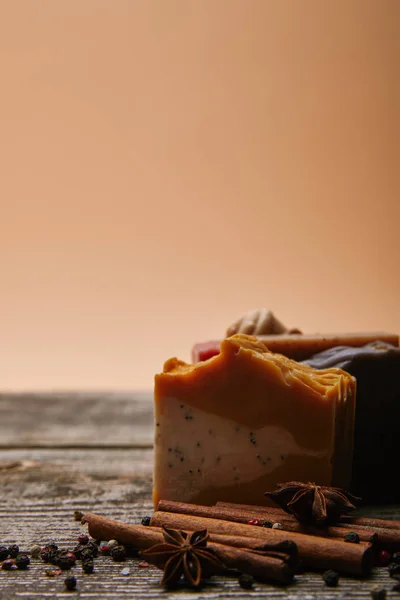 Nahaufnahme von hausgemachter Seife mit Gewürzen auf rustikalem Holztisch — Stockfoto