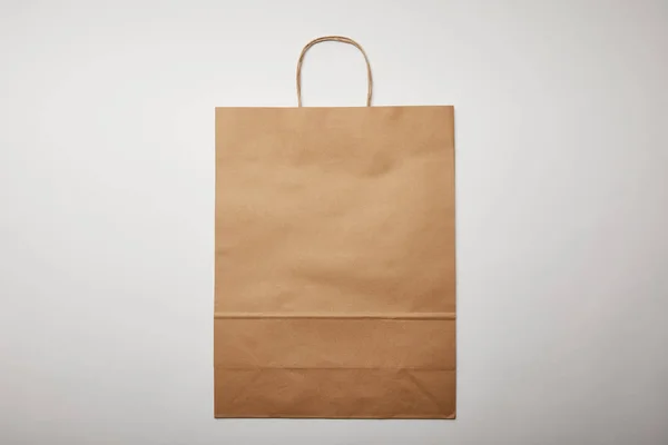 Vista superior de la bolsa de papel de entrega de alimentos en la superficie blanca, concepto minimalista - foto de stock