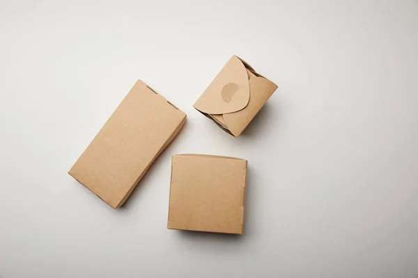Vista superior de la caja de fideos y cajas de cartón en la superficie blanca - foto de stock