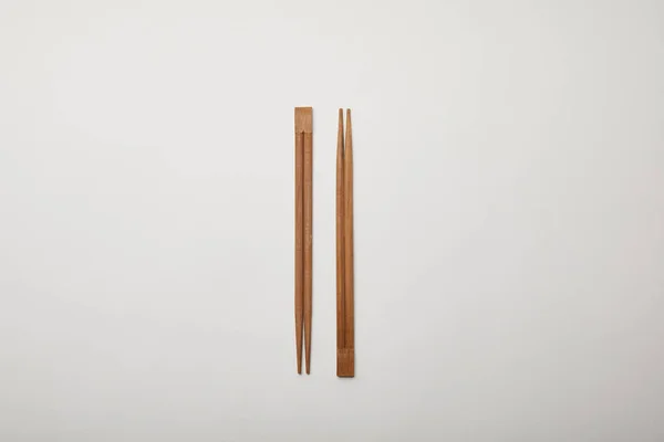 Vue de dessus des baguettes disposées sur la surface blanche, concept minimaliste — Photo de stock