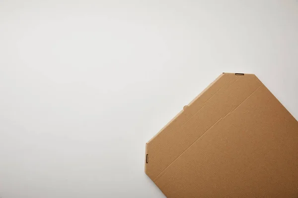 Vista superior da caixa de pizza de papelão na superfície branca, conceito minimalista — Fotografia de Stock