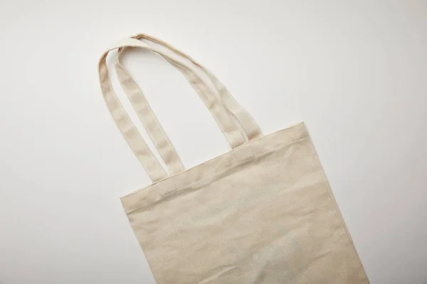 Vue surélevée du sac en coton sur surface blanche, concept minimaliste — Photo de stock