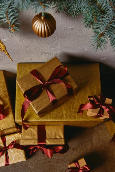 Vista ad alto angolo delle scatole regalo di Natale sul pavimento sotto l'albero di Natale in camera — Foto stock