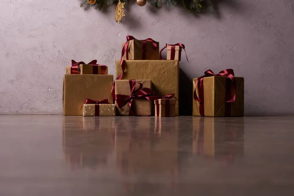 Nivel de superficie de las cajas de regalo de Navidad en el suelo bajo el árbol de Navidad en la habitación - foto de stock