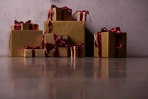 Nivel de superficie de las cajas de regalo de Navidad en el piso en la habitación - foto de stock