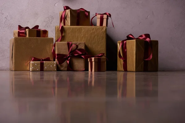 Nível de superfície de caixas de presente de Natal no chão no quarto — Fotografia de Stock